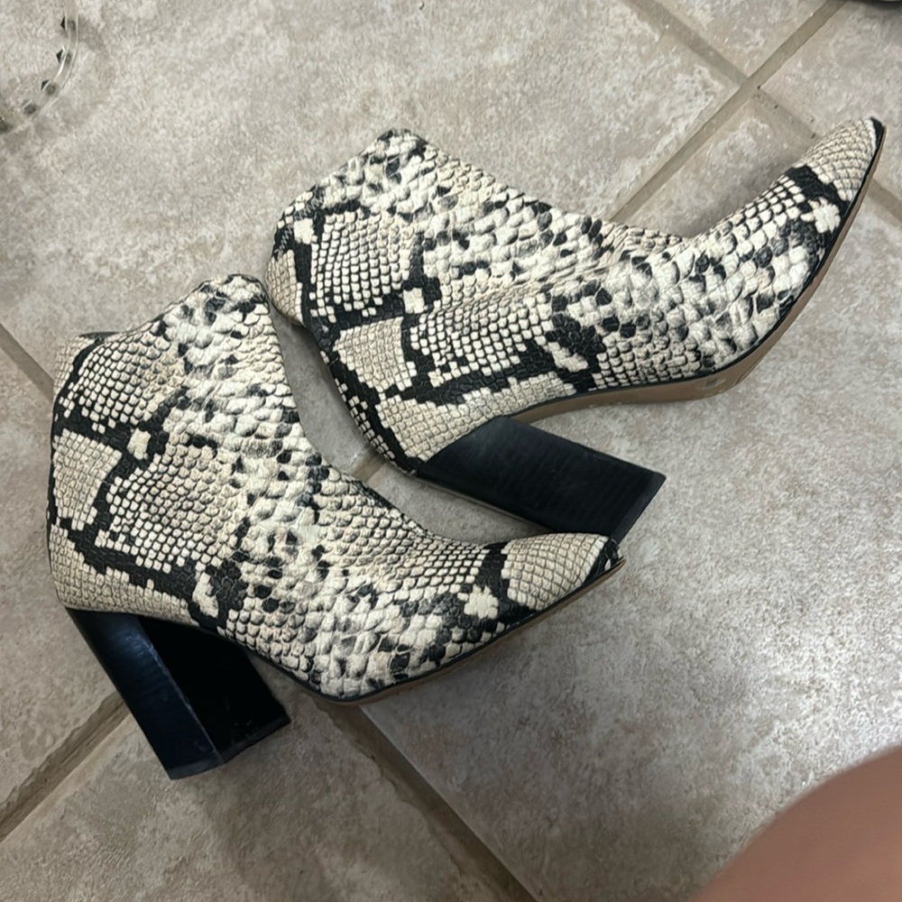 Vince Camuto Women’s Leather Heeled Ankle Boots Snakeskin Print US 7 M/ 371/2